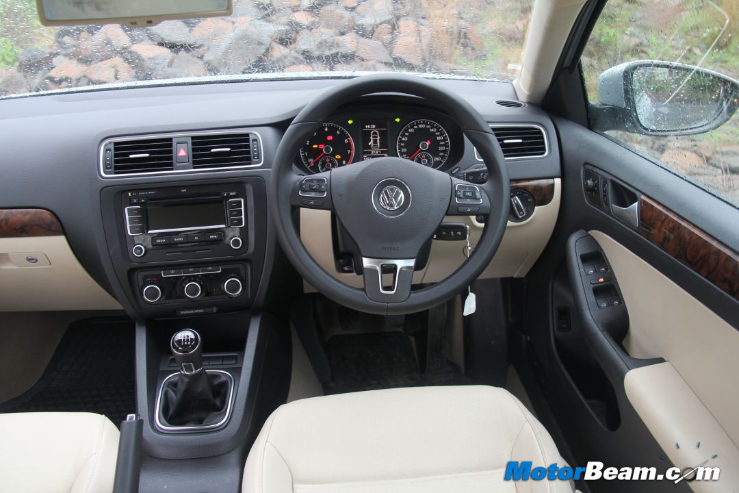 2012-Volkswagen-Jetta-TSI-17.JPG