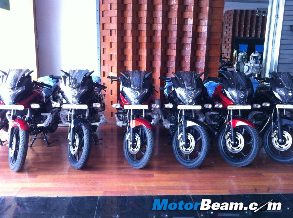 Bajaj+pulsar+220+stunts