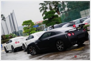 nissan gtr white black 300x201 photo