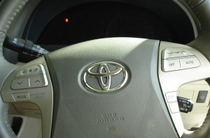 toyota camry steering wheel 300x197 photo