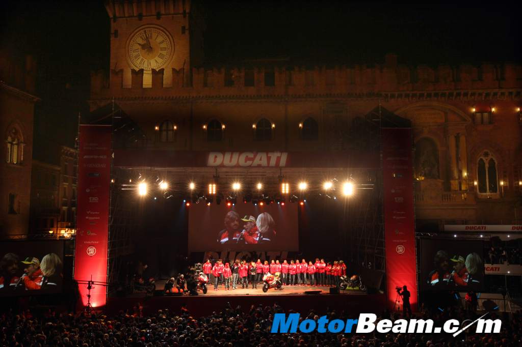 The incredible sound of the two Ducati MotoGP bikes in the centre of Bologna 