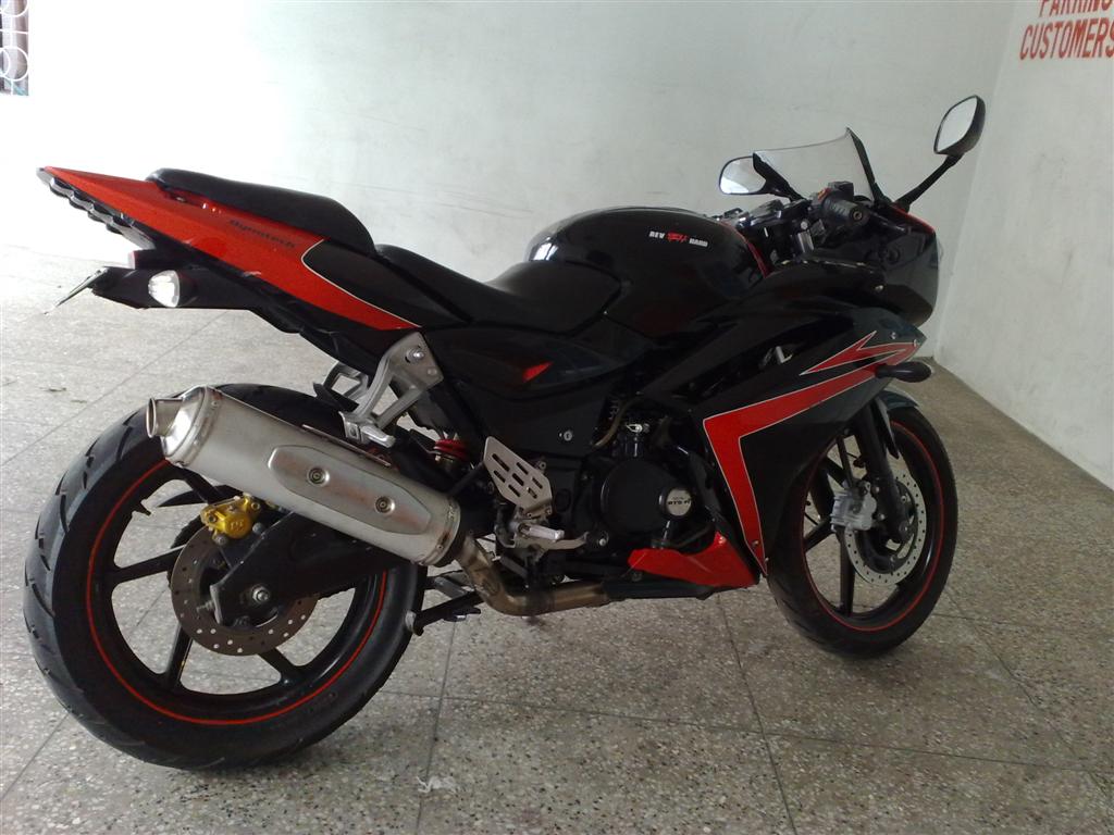 Awesomely Modified Black Bajaj Pulsar 220