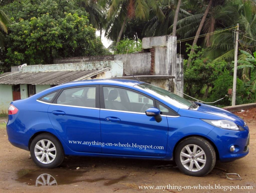 2011_Ford_Fiesta_Blue_Side