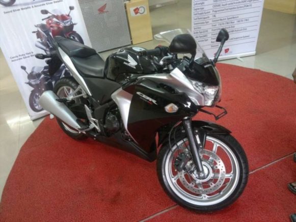 2011_Honda_CBR250R_Black