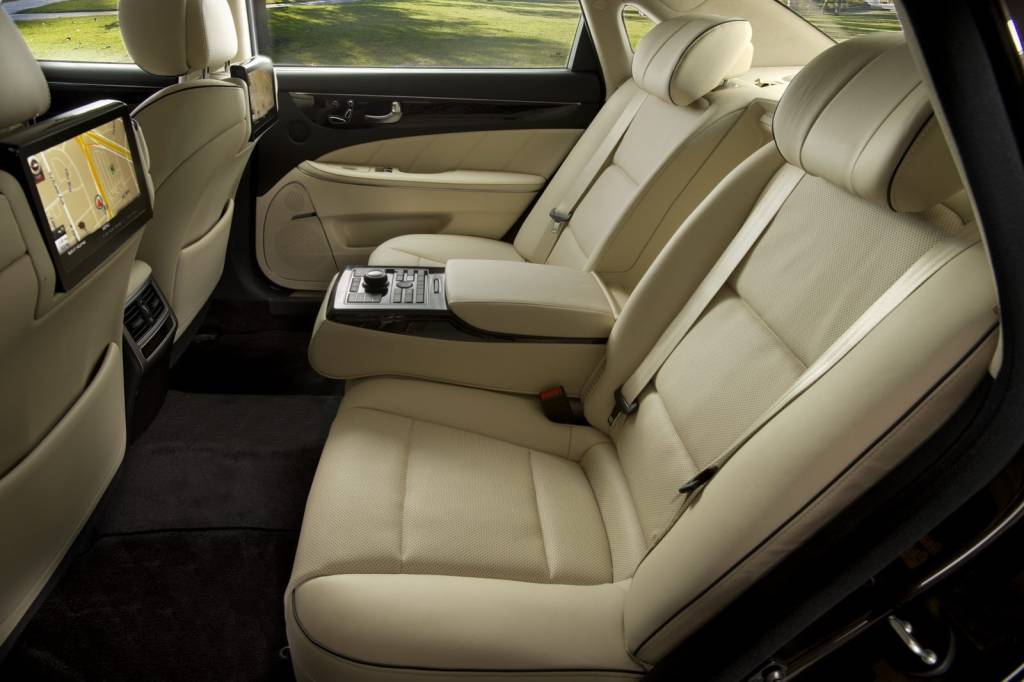 2014 Hyundai Equus Interiors