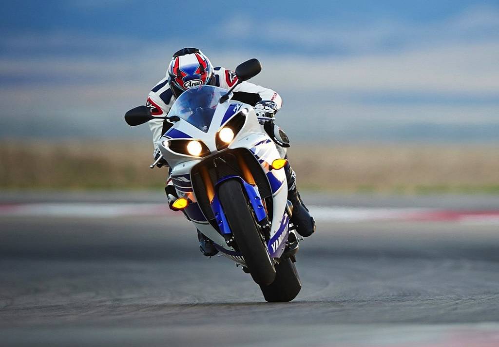 2014 Yamaha R1 Wheelie