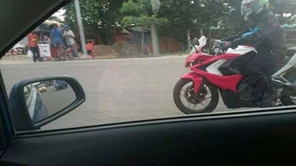 2015 Bajaj Pulsar 200 SS Testing Colombia Side