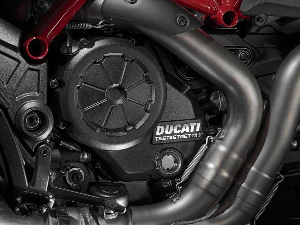 2015-Ducati-Diavel-Testastretta-2-Engine