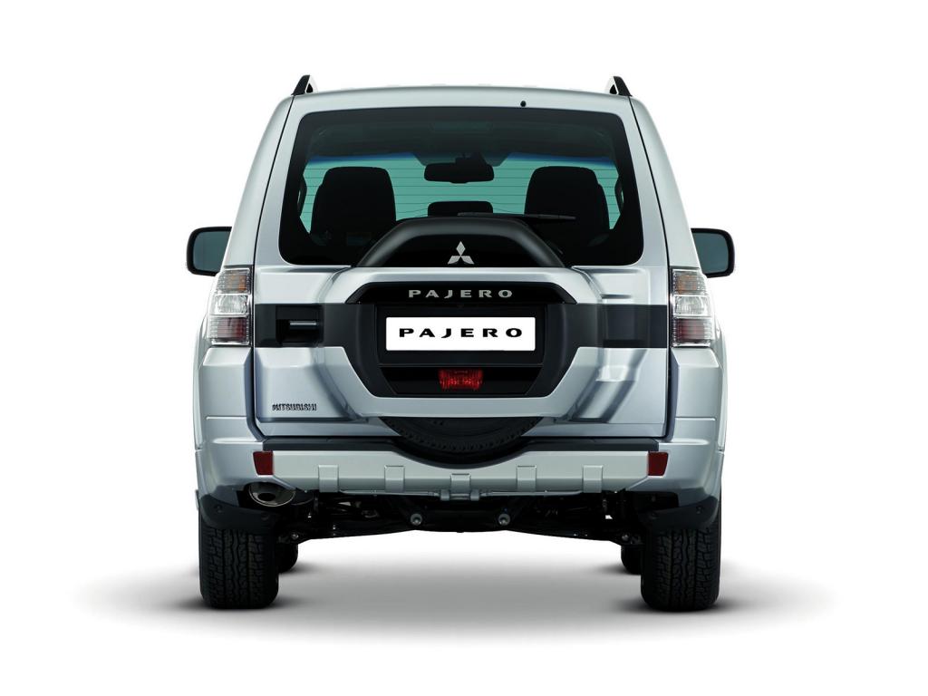 2015 Mitsubishi Pajero Rear