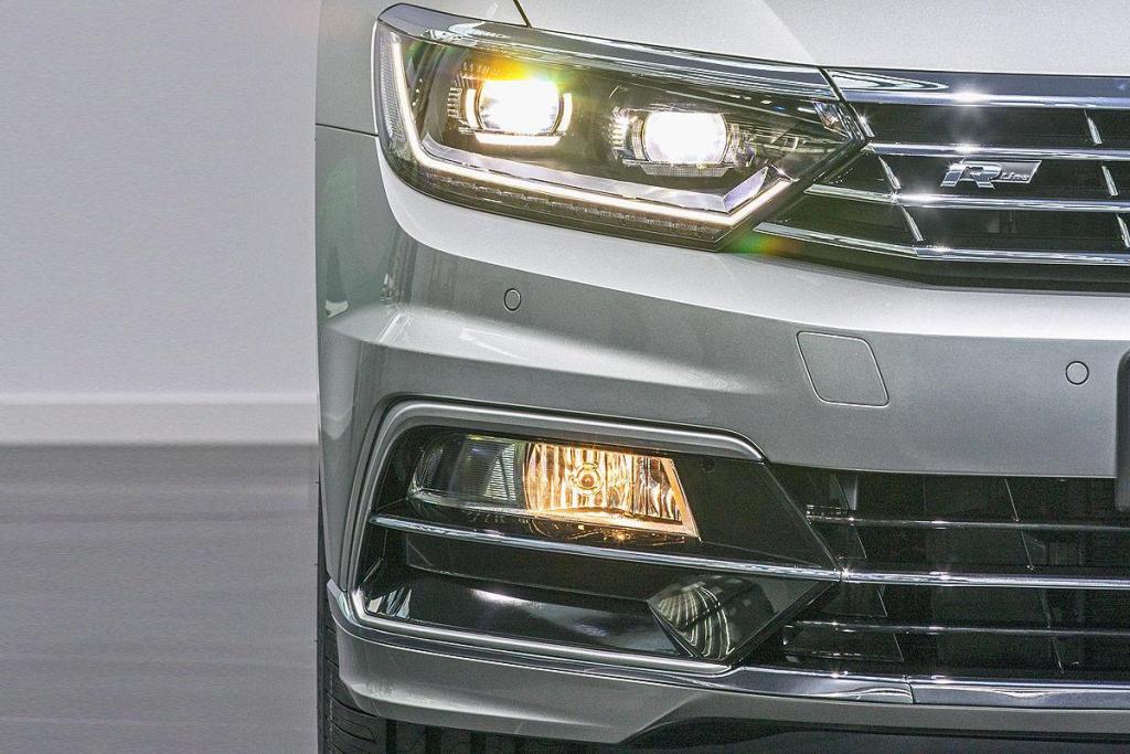 2015 Volkswagen Passat Headlights