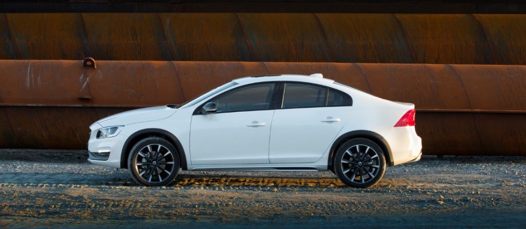 2015 Volvo S60 Cross Country Side