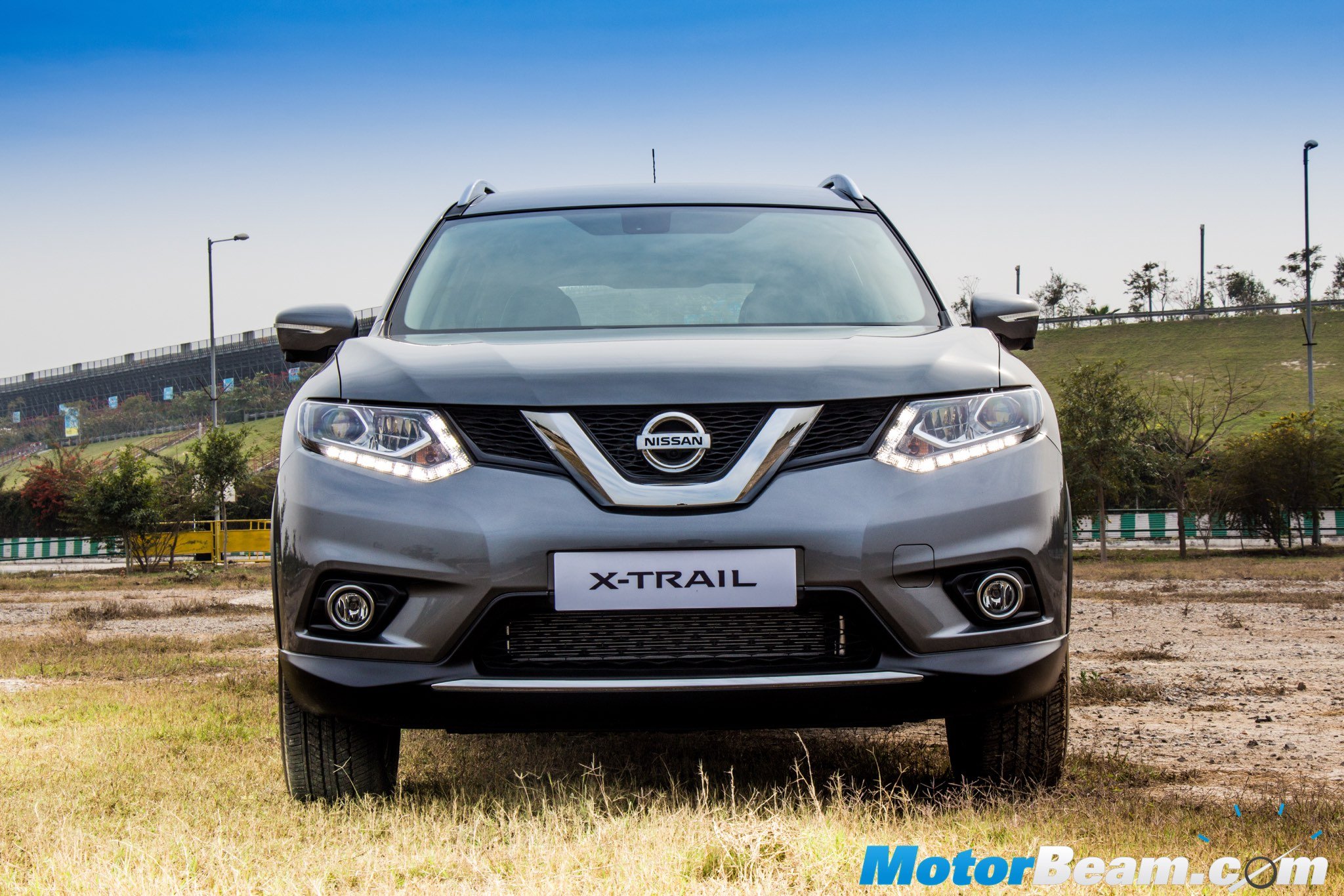 2016 Nissan X-Trail Hybrid Front