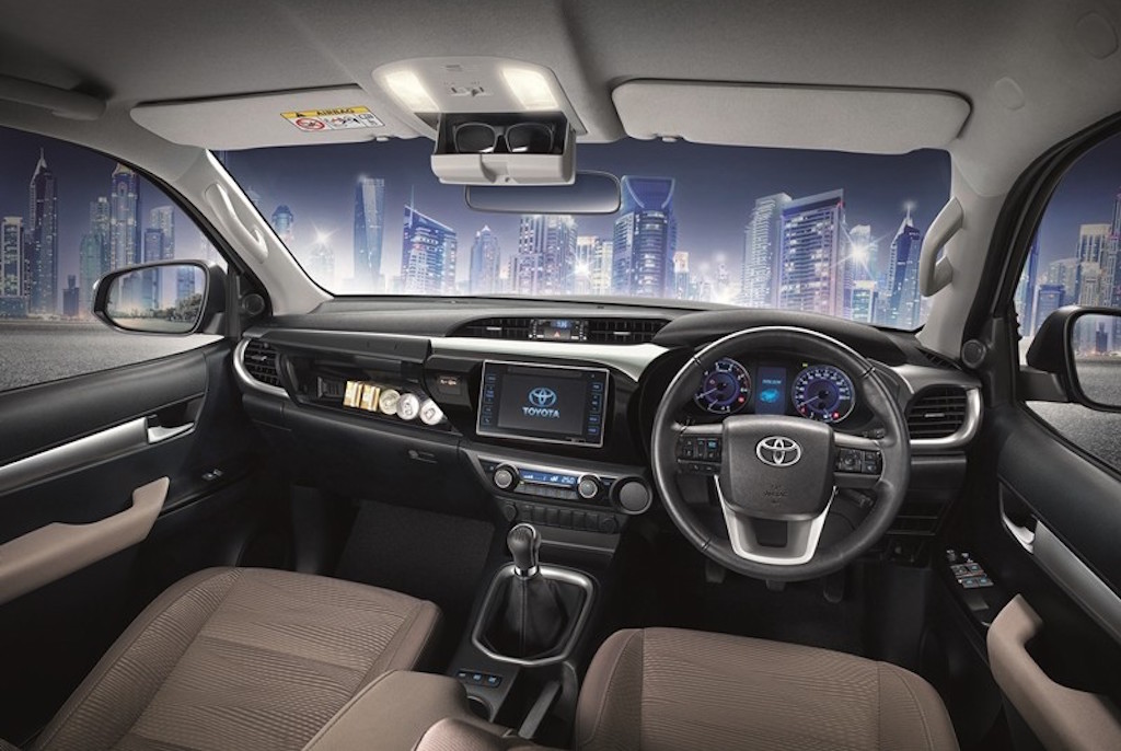 2016-Toyota-Hilux-Revo-Interior