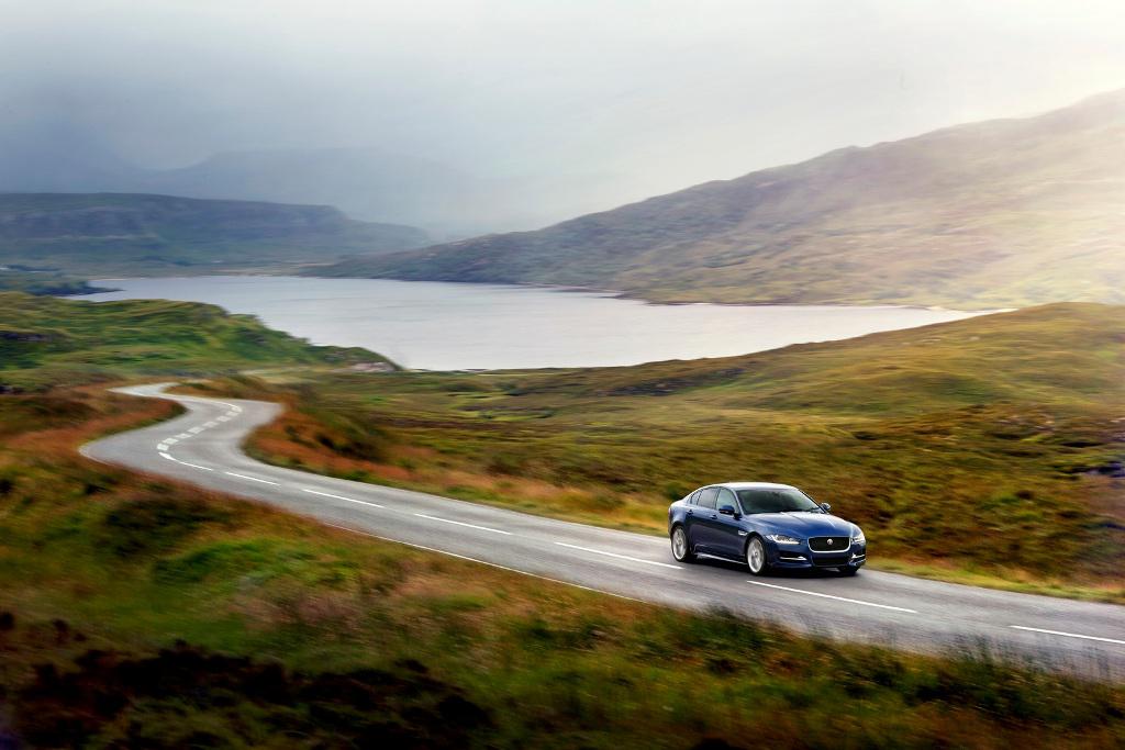 2017 Jaguar XE Wallpaper