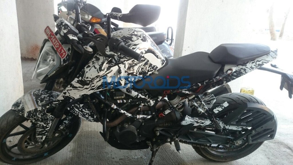 2017 KTM Duke 200 Spied Side