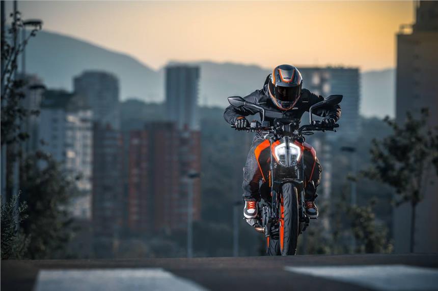 2017 KTM Duke 390 Front