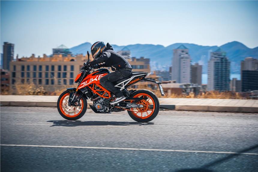 2017 KTM Duke 390 Side