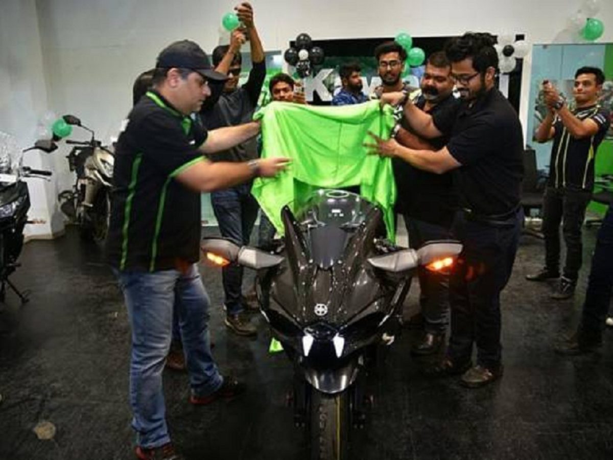 Helt tør middelalderlig Søndag India's First Kawasaki Ninja H2 Carbon Delivered In Ahmedabad | MotorBeam