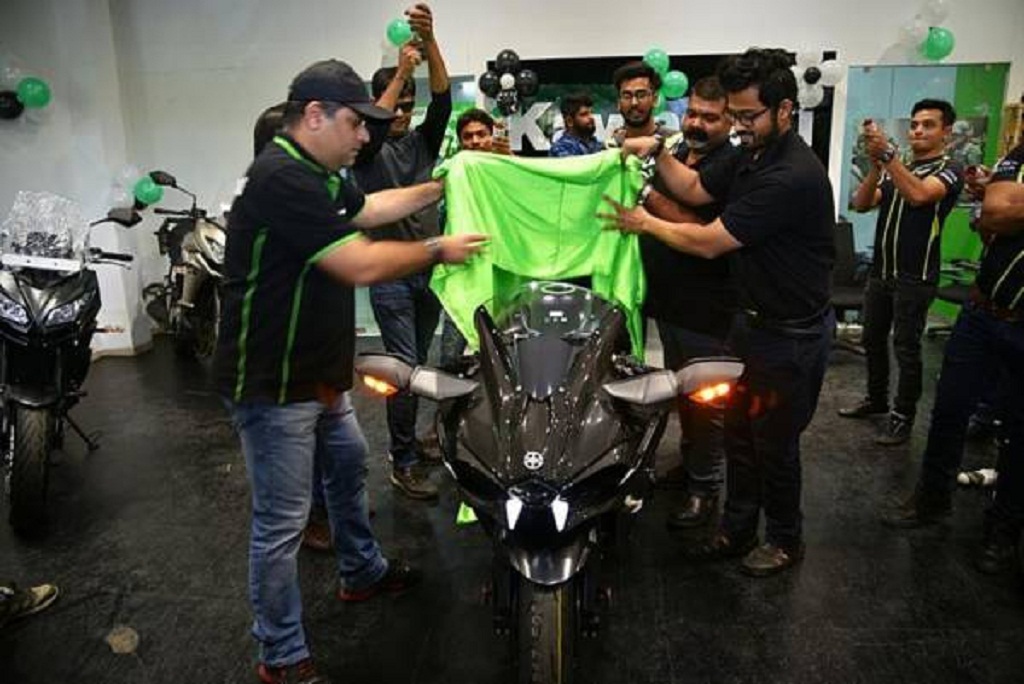 Helt tør middelalderlig Søndag India's First Kawasaki Ninja H2 Carbon Delivered In Ahmedabad | MotorBeam