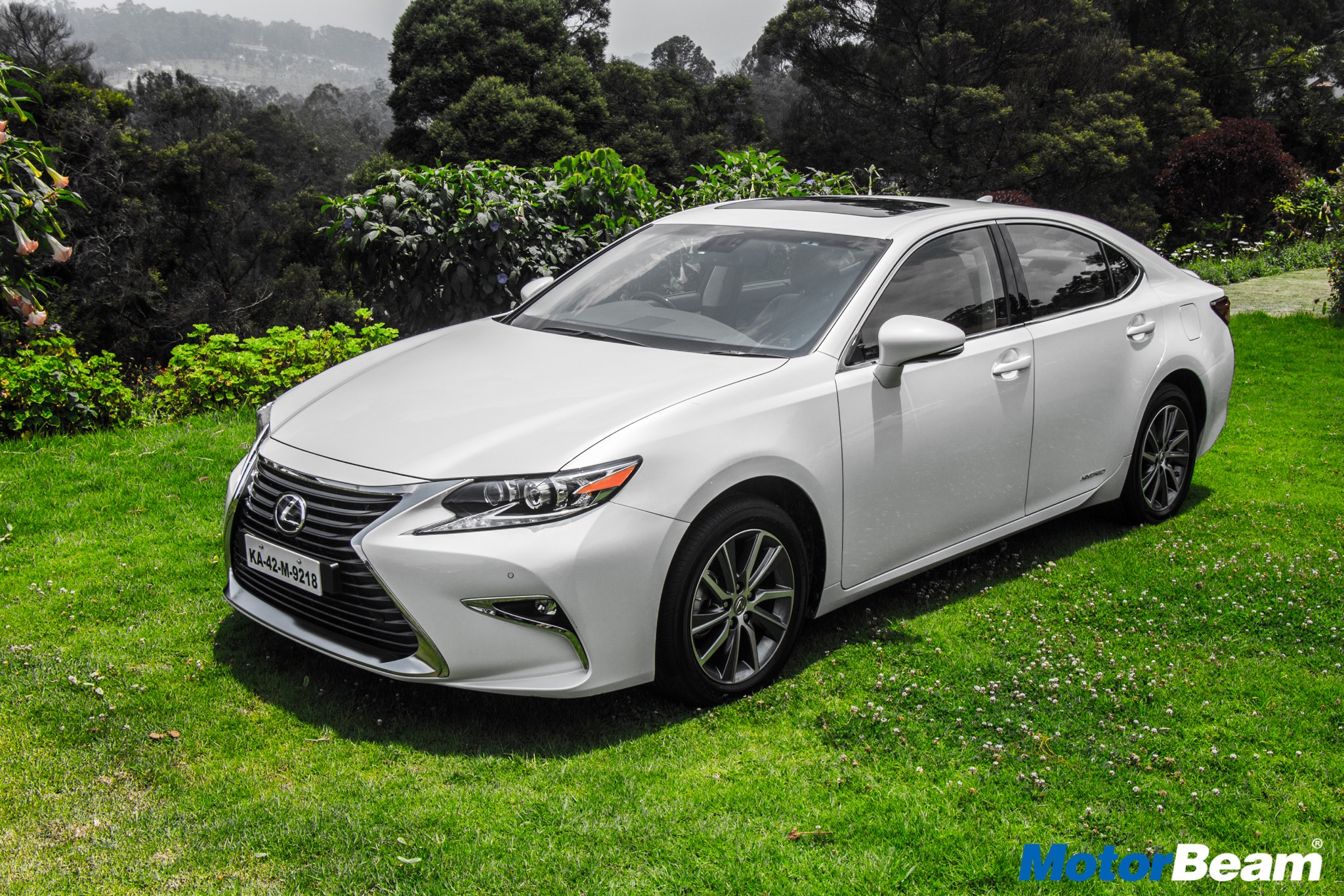 2017 Lexus ES300h Review