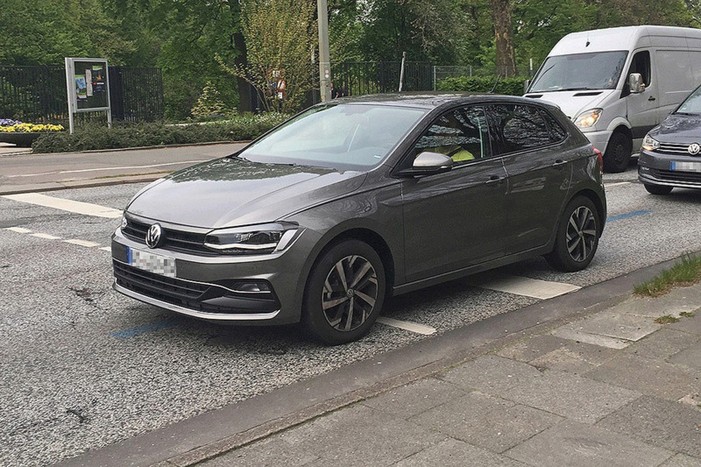 2017 Volkswagen Polo Front and Side