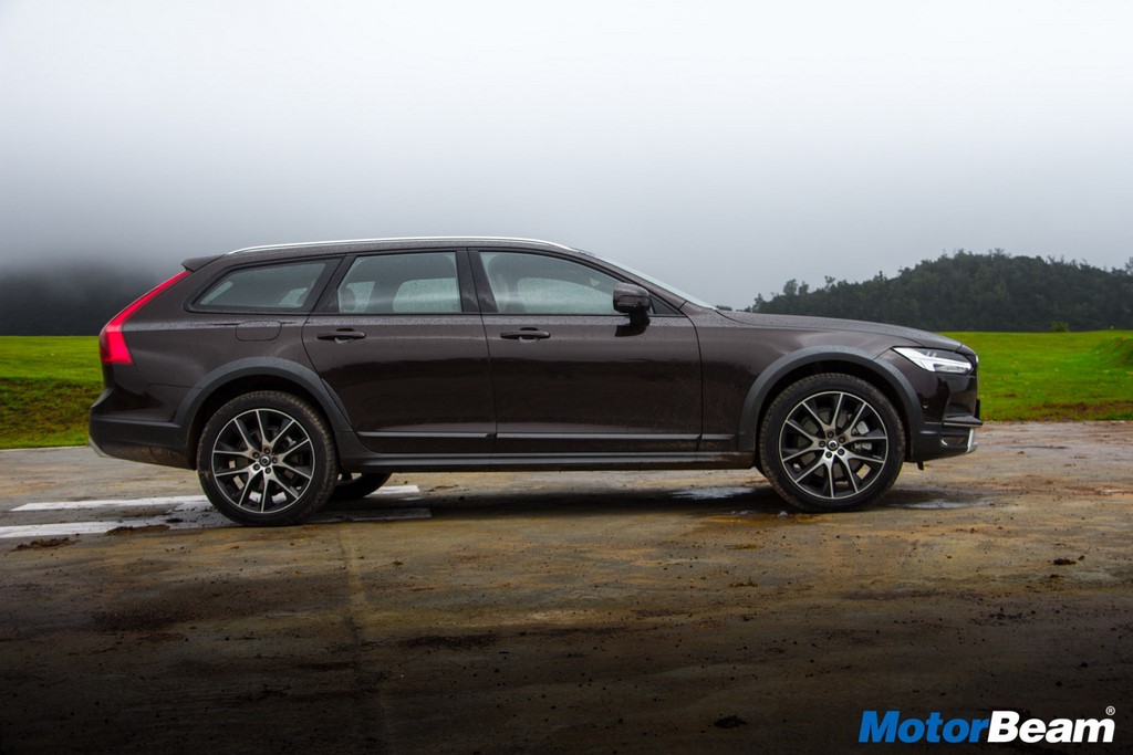 2017 Volvo V90 Cross Country Side