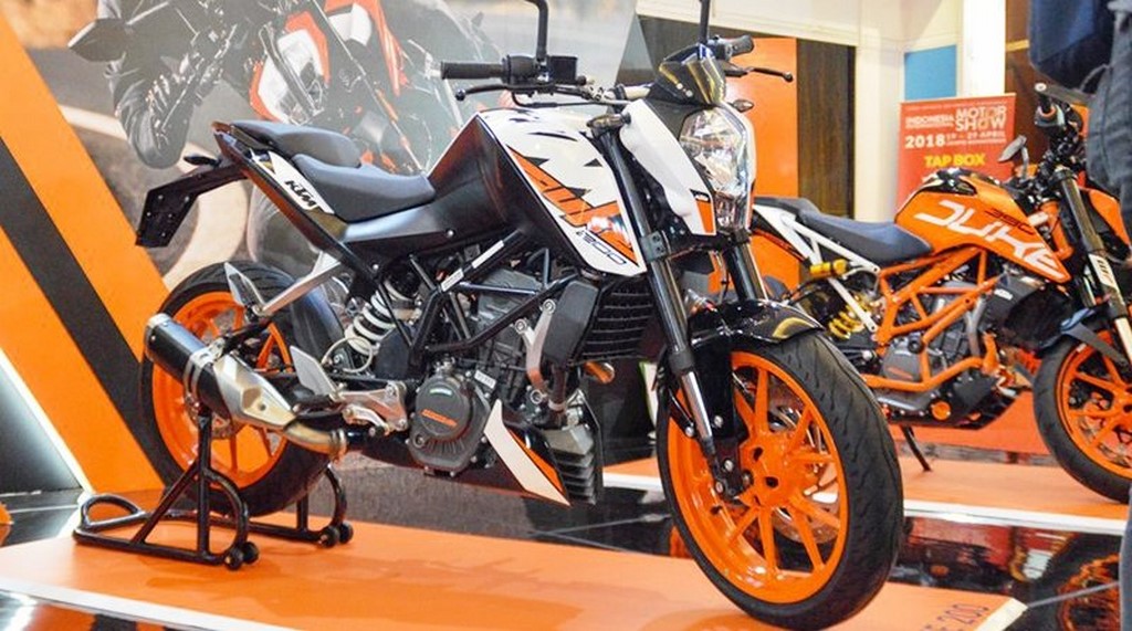 2018 KTM Duke 200 Side Exhaust