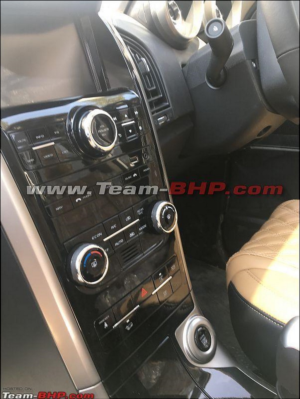 2018 Mahindra XUV500 Features
