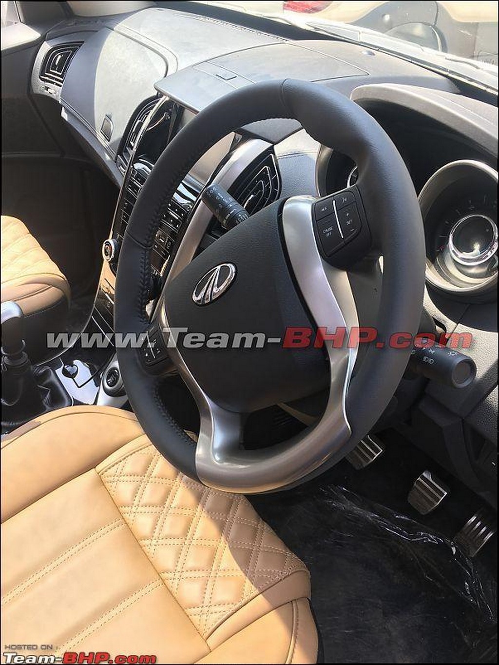 2018 Mahindra XUV500 Space