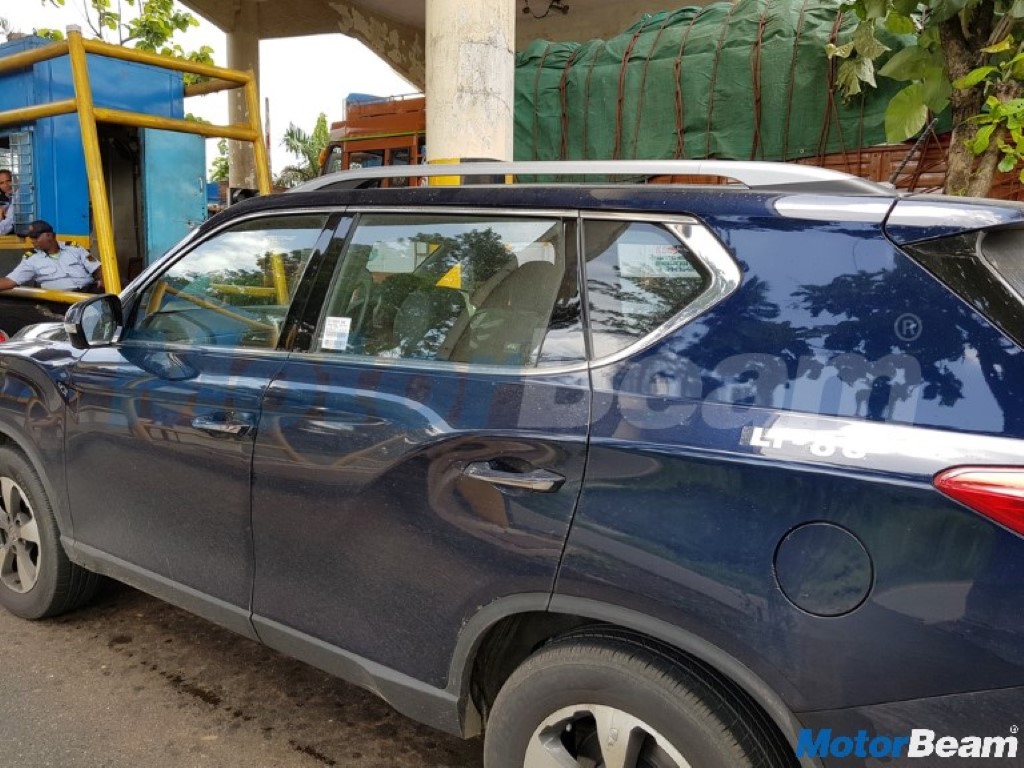2018 Mahindra XUV700 Side Profile