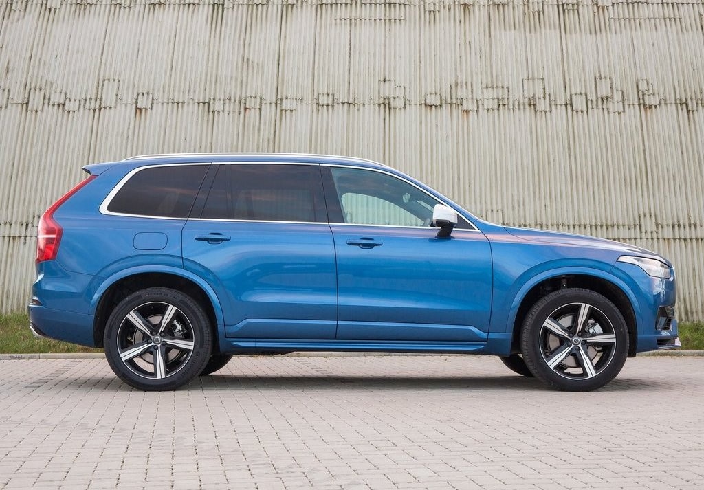 2018 Volvo XC90 T8 Inscription Side