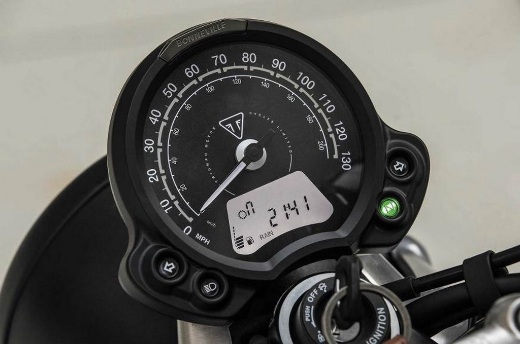 2019 Triumph Street Twin Console