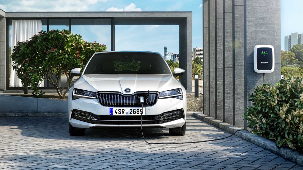 2020 Skoda Superb Facelift Hybrid Plug