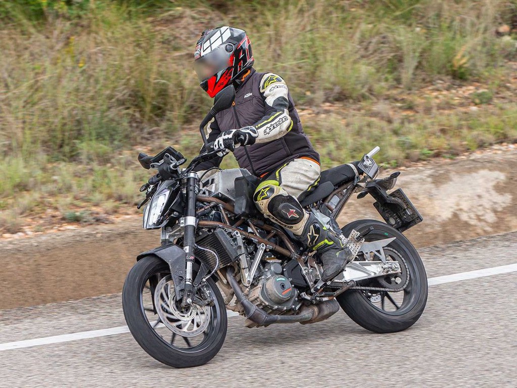 2021 KTM Duke 390 Spied