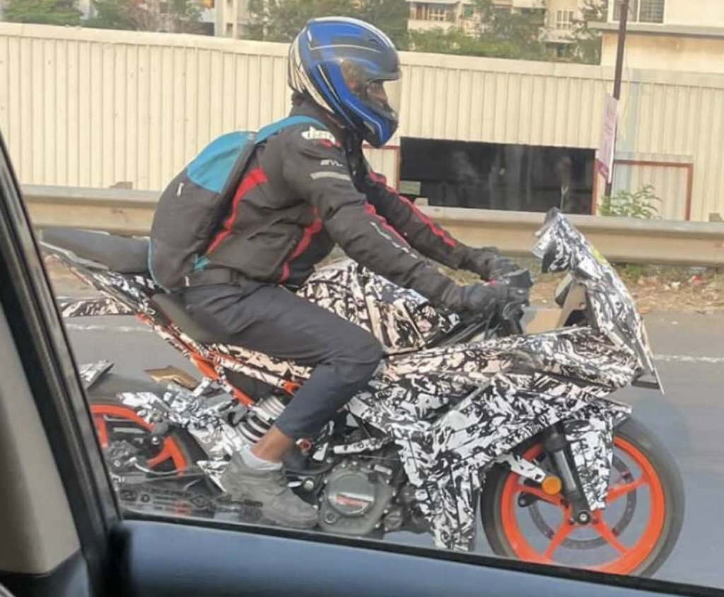 2021 KTM RC 200 Spotted Side