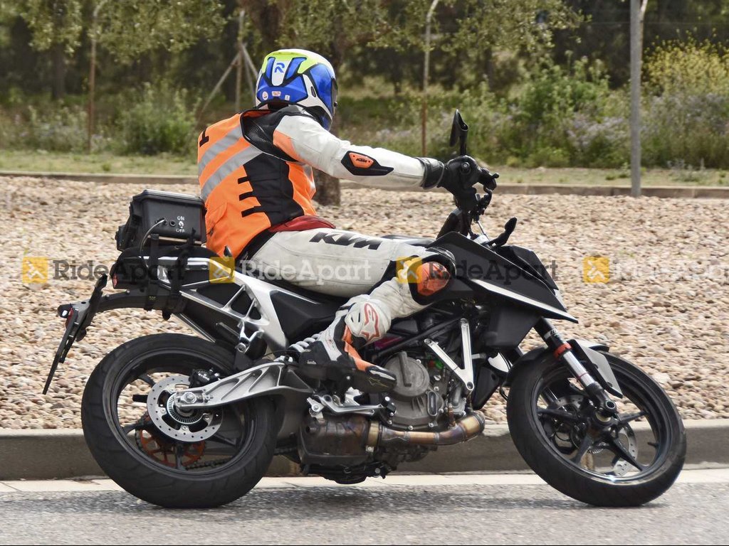 2022 KTM Duke 390 Spied Side