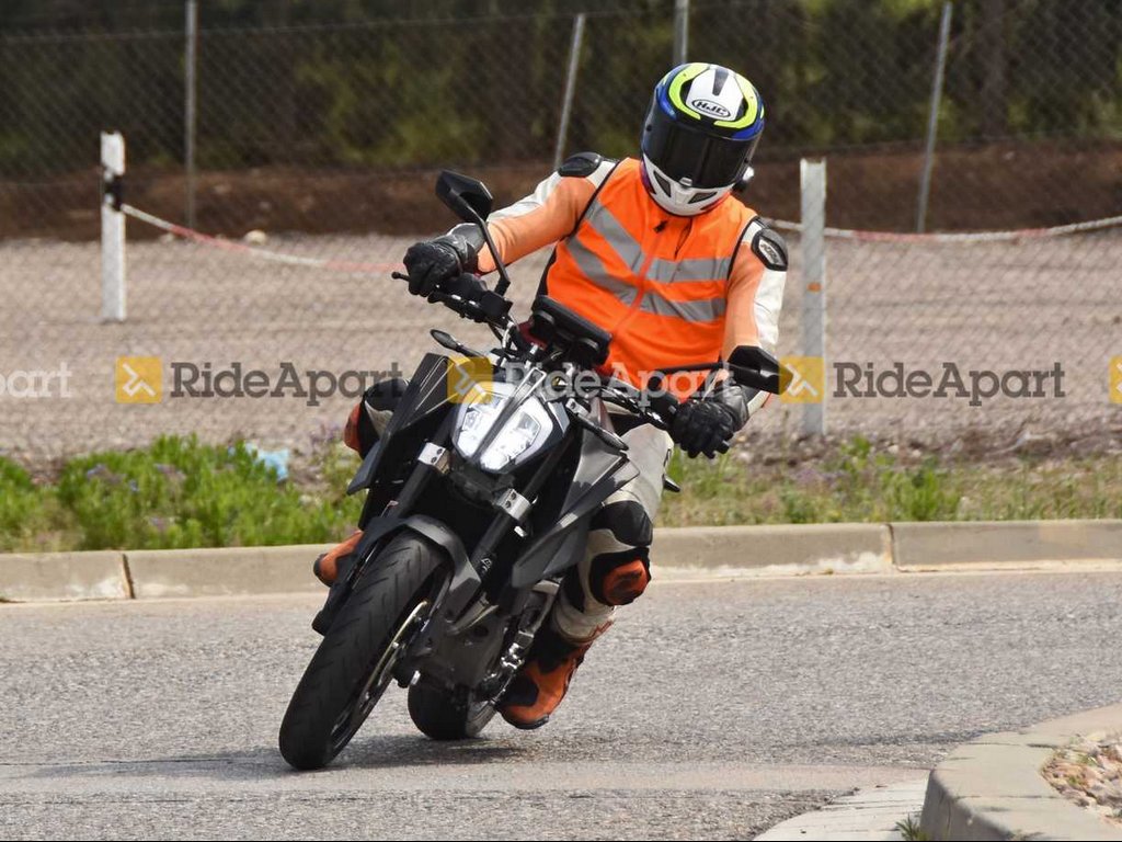 2022 KTM Duke 390 Spied