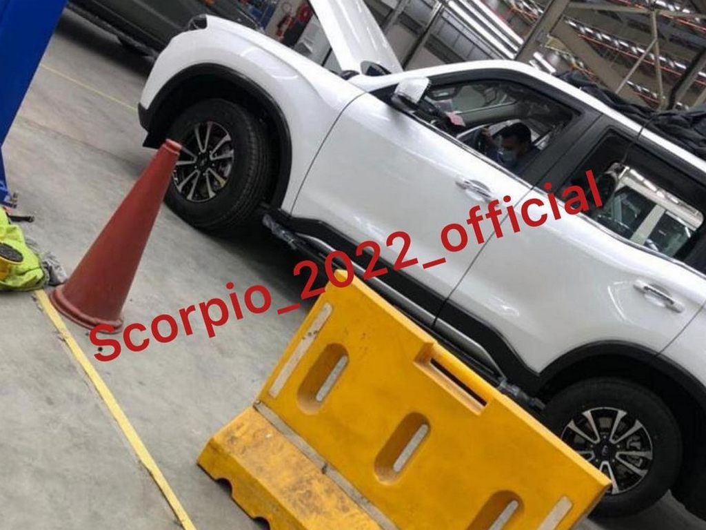 2023 Mahindra Scorpio Pictures Side Bonnet
