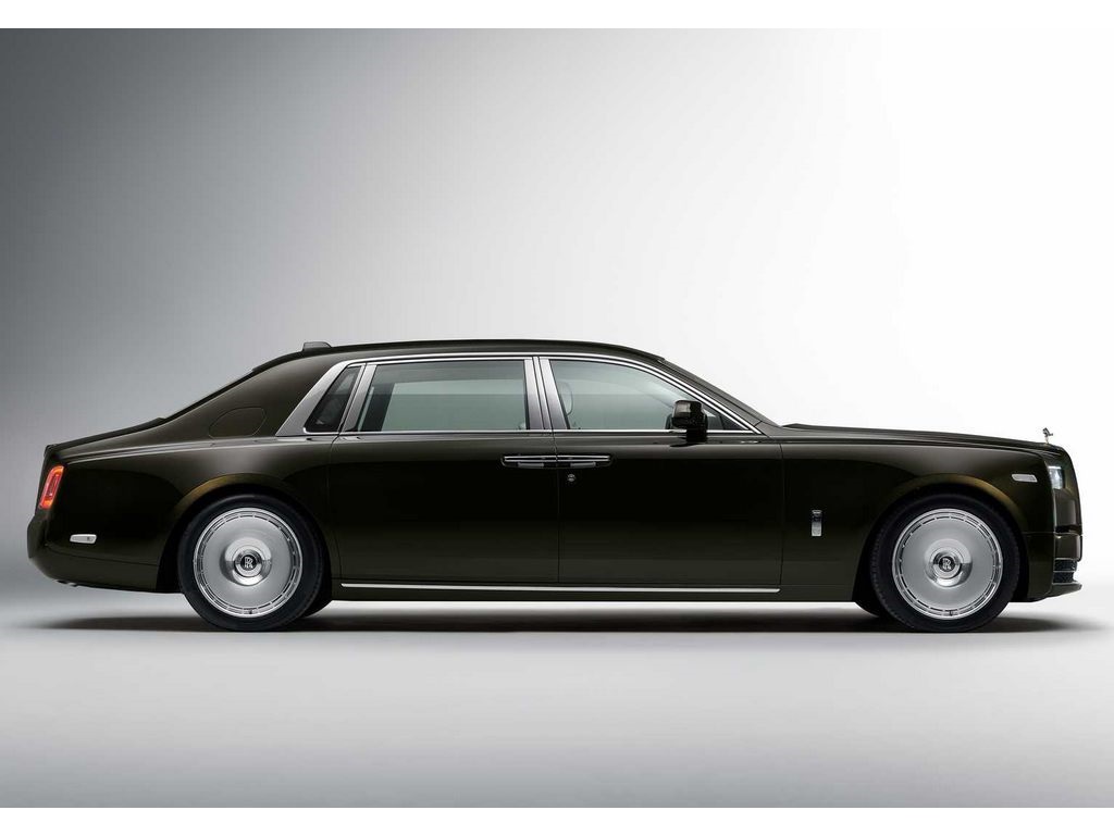 2023 Rolls Royce Phantom Side