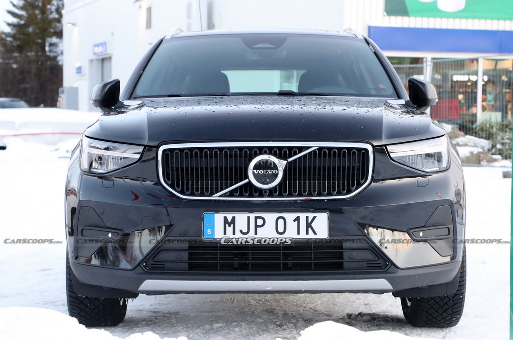 2023 Volvo XC40 Facelift Spied Front