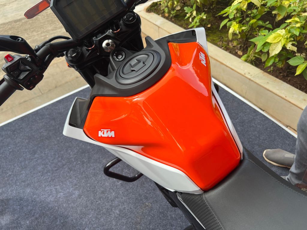 2024 KTM Duke 250 Fuel Tank