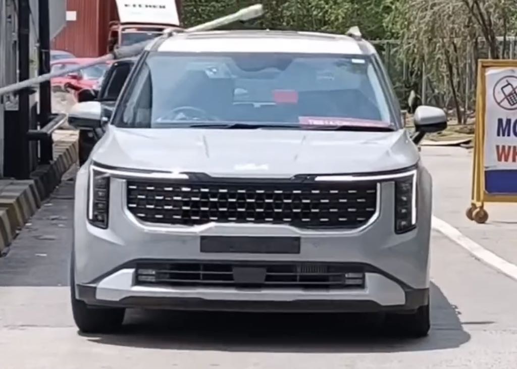2024 Kia Carnival Spotted Undisguised