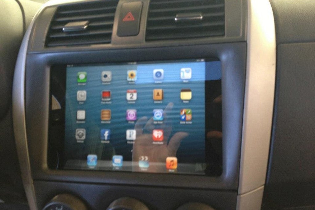 Apple iPad Mini Corolla Dashboard