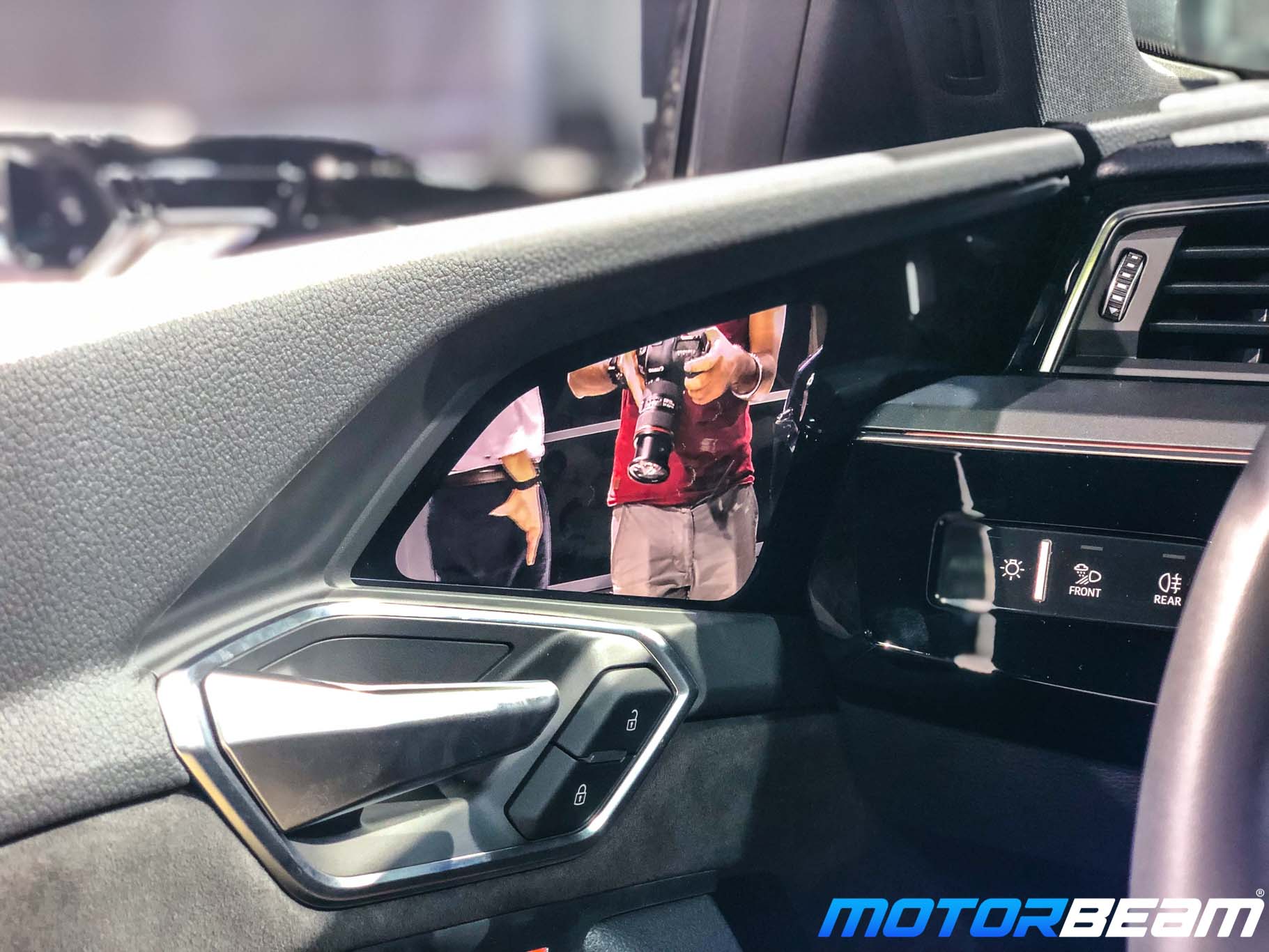 Audi e-tron Mirror Display