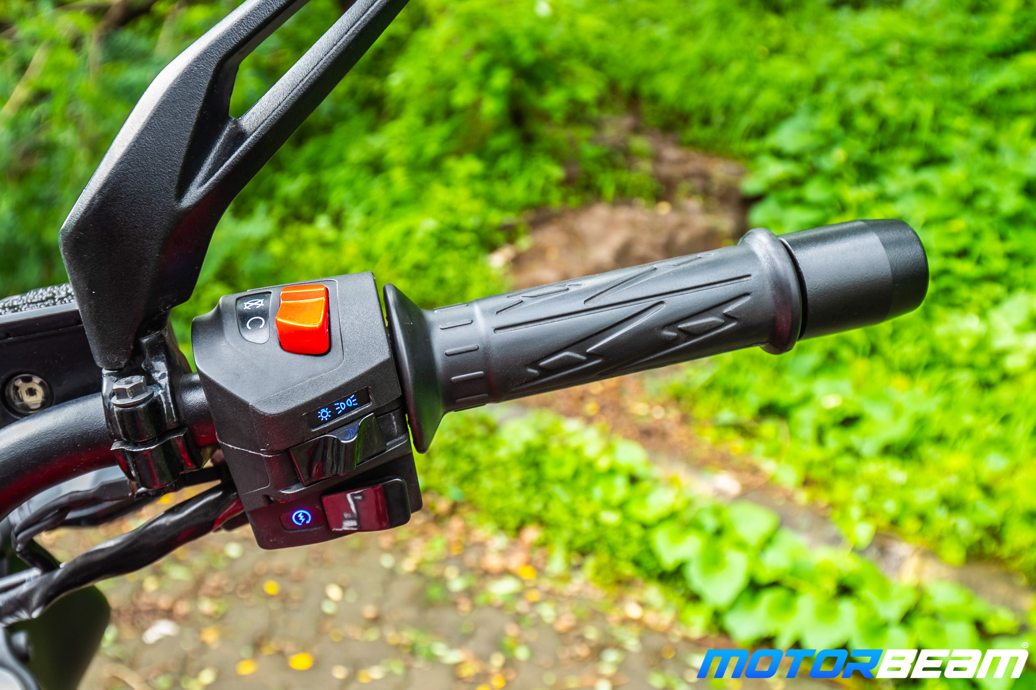 Bajaj Dominar 250 Review Handlebar