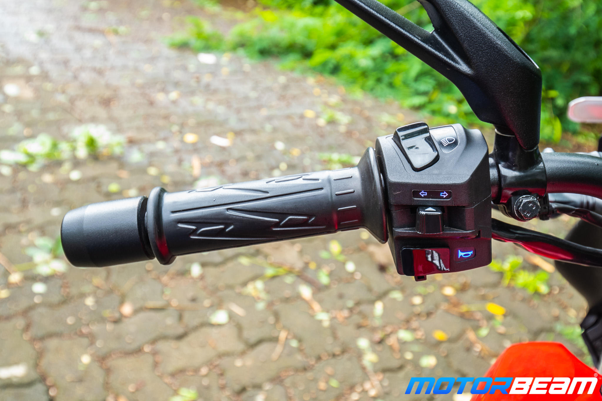 Bajaj Dominar 250 Review Switchgear