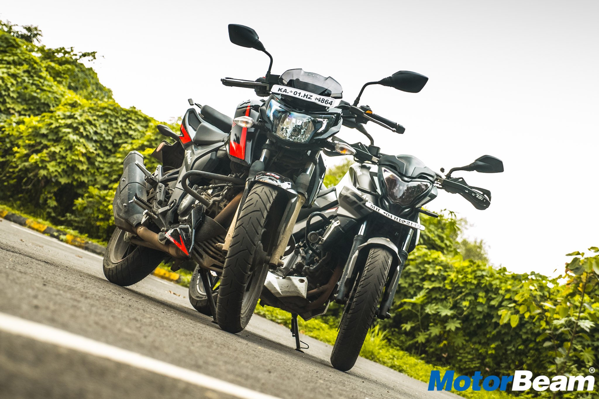 Bajaj Pulsar 200 NS vs TVS Apache 200 4V Comparison Review