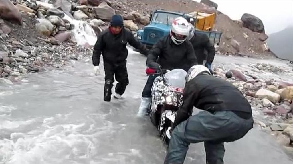 Bajaj Pulsar 200 SS Leh Testing Stuck