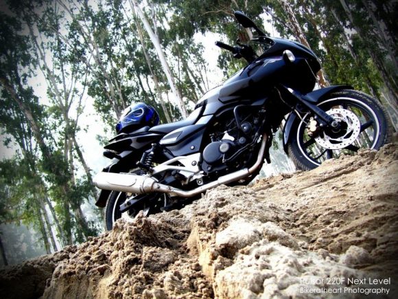 Bajaj Pulsar 220 Wallpaper