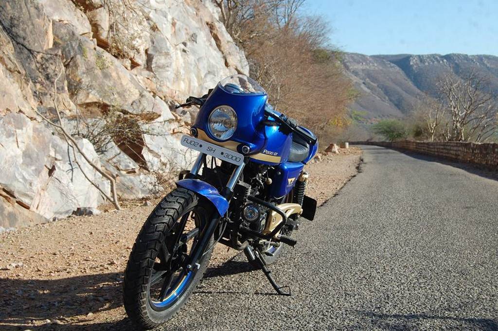 Bajaj Pulsar P200GT front